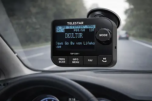 TELESTAR KFZ-Adapter für Digitalradio mit DAB+ an der Windschutzscheibe im Auto