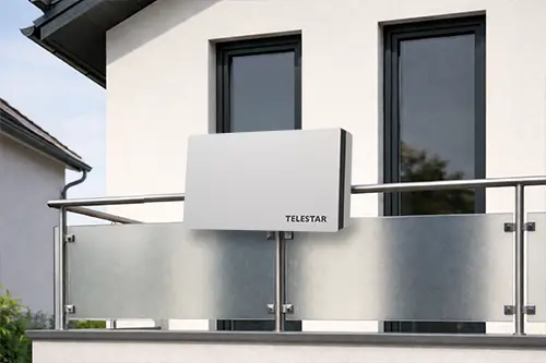 Sat Flach Antennen für Satellitenempfang am Balkon montiert