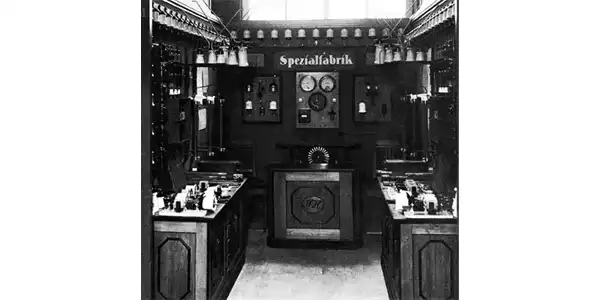 1923