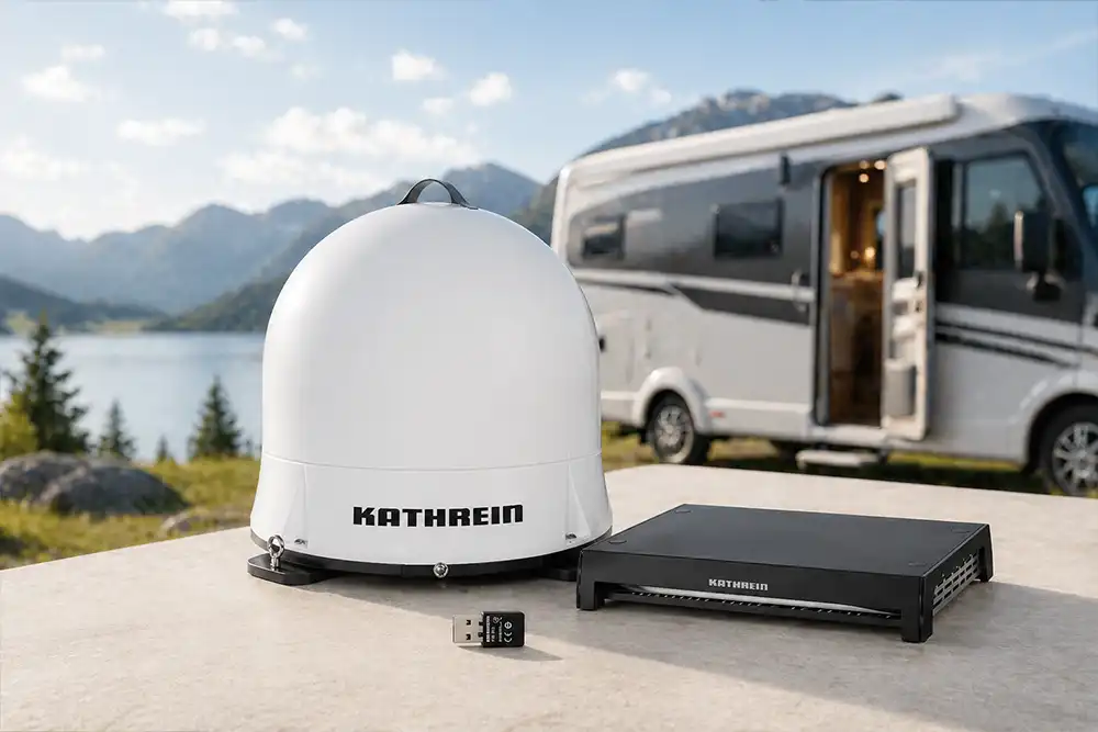 Camping Sat- und TV-Paket mit Antenne und Receiver vor dem Wohnmobil